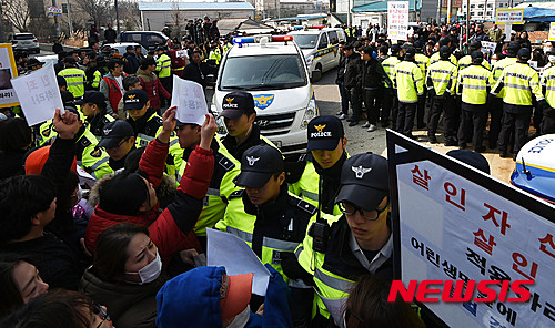 【평택=뉴시스】이정선 기자 = 평택 실종 예비 초등생 故신원영군 암매장 사건의 현장검증이 진행된 14일 오후 경기도 평택시 포승읍의 피의자 친부 신모씨(38)와 계모 김모씨(38)을 태운 차량이 주차장으로 들어가고 있다. 2016.03.14. ppljs@newsis.com