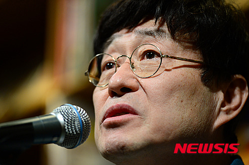 【서울=뉴시스】임태훈 기자 = 가수 김창완이 14일 오후 서울 마포구 동교동 한 카페에서 열린 김창완밴드 디지털 싱글 '시간' 발매 기념 간담회에서 앨범 소개를 하고 있다. 2016.03.14.&nbsp; taehoonlim@newsis.com 