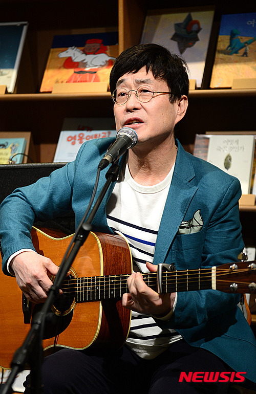 【서울=뉴시스】임태훈 기자 = 가수 김창완이 14일 오후 서울 마포구 동교동 한 카페에서 열린 김창완밴드 디지털 싱글 '시간' 발매 기념 간담회를 갖고 노래를 선보이고 있다. 2016.03.14.&nbsp; taehoonlim@newsis.com