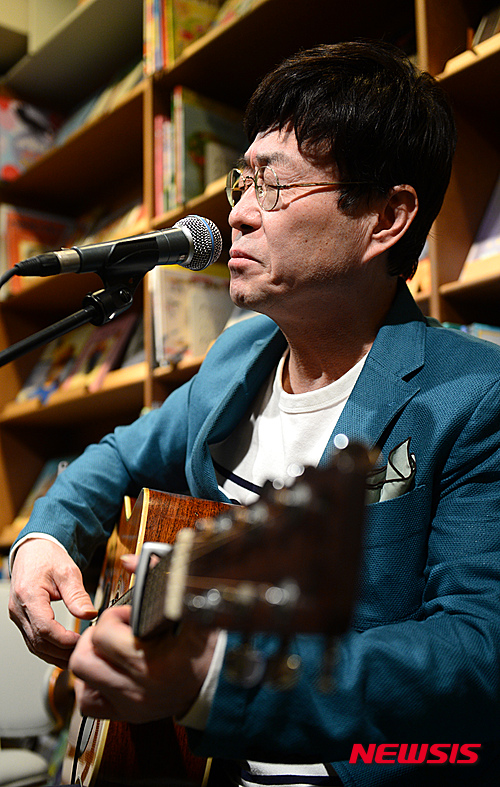 【서울=뉴시스】임태훈 기자 = 가수 김창완이 14일 오후 서울 마포구 동교동 한 카페에서 열린 김창완밴드 디지털 싱글 '시간' 발매 기념 간담회를 갖고 노래를 선보이고 있다. 2016.03.14.&nbsp; taehoonlim@newsis.com