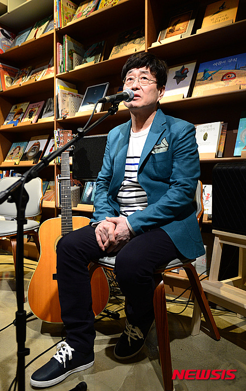 【서울=뉴시스】임태훈 기자 = 가수 김창완이 14일 오후 서울 마포구 동교동 한 카페에서 열린 김창완밴드 디지털 싱글 '시간' 발매 기념 간담회에서 앨범 소개를 하고 있다. 2016.03.14.&nbsp; taehoonlim@newsis.com