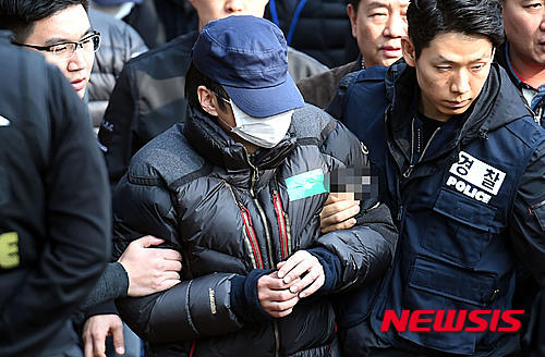 【평택=뉴시스】이정선 기자 = 평택 실종 예비 초등생 故신원영군 암매장 사건의 현장검증이 진행된 14일 오후 경기도 평택시 청북면의 한 야산에서 친부 신모씨(38)가 현장검증을 마친 뒤 차량으로 이동하고 있다. 2016.03.14. ppljs@newsis.com