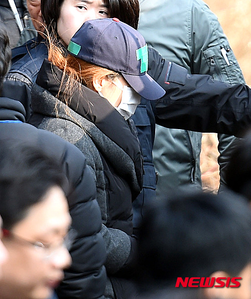 【평택=뉴시스】이정선 기자 = 평택 실종 예비 초등생 故신원영군 암매장 사건의 현장검증이 진행된 14일 오후 경기도 평택시 청북면의 한 야산에서 계모 김모씨(38)가 현장검증을 마친 뒤 차량으로 이동하고 있다. 2016.03.14. ppljs@newsis.com