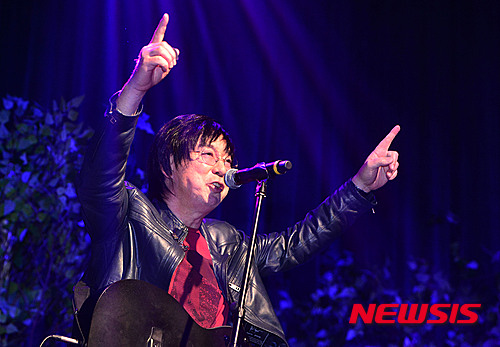 【서울=뉴시스】김선웅 기자 = 14일 오후 서울 마포구 상암동 YTN 공개홀에서 열린 '2016 윤수일밴드 40주년 기념 콘서트'에서 윤수일이 공연을 선보이고 있다. 2016.03.14.&nbsp;&nbsp; mangusta@newsis.com