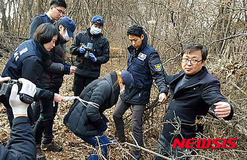 【평택=뉴시스】이정선 기자 = 평택 실종 예비 초등생 故신원영군 암매장 사건의 현장검증이 진행된 지난 2016년 3월14일 오후 경기도 평택시 청북면의 한 야산에서 피의자 친부 신모씨(38)와 계모 김모씨(38)가 당시 상황을 재연하고 있다. 2016.03.14. (사진=경기지방경찰청 제공)photo@newsis.com