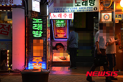【서울=뉴시스】김진아 기자 = 유흥주점에서 불법적으로 이뤄지는 성매매 시장 규모는 약 5조원으로 추산된다. 사진은 서울 시내의 한 유흥업소. bluesoda@newsis.com