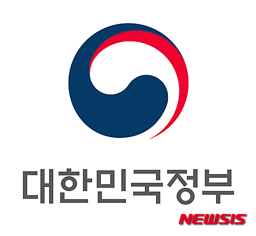 【서울=뉴시스】'태극문양' 의 정부 상징이 공개됐다. 정부 전 부처등 산하기관 750곳이 공통으로 적용되는 통일된 대한민국 정부상징 디자인이다. 15일 문화체육관광부(장관 김종덕)는 서울 세종로 정부서울청사에서 태극을 바탕으로 한 새로운 정부상징 디자인(안)을 행정자치부(장관 홍윤식)과 함께 발표했다. 새로운 정부상징은 태극기의 청․홍․백 삼색 조합과 여백의 미를 살린 담백한 표현으로 ‘대한민국다움’을 극대화하고, 열린 조형성을 통해 국민과 세계, 미래를 향해 나아가는 진취적인 대한민국 정부를 표현하고 있다. 또 새로운 정부상징 글꼴은 훈민정음 창제기의 글꼴을 현대적 감각에 맞추어 태극과의 자연스러운 조화를 구현함으로써 정부상징의 권위를 뒷받침했다.