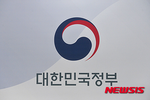 【서울=뉴시스】최동준 기자 = 15일 서울 세종로 정부서울청사 브리핑실에서 문화체육관광부와 행정자치부가 새 대한민국 정부상징 디자인 '태극'을 발표 했다. 2016.03.15.&nbsp; photocdj@newsis.com