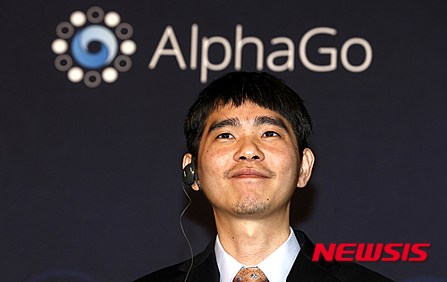 【서울=뉴시스】고승민 기자 = 이세돌 9단이 15일 오후 서울 광화문 포시즌스호텔에서 열린 이세돌 9단 대 구글 딥마인드 '알파고'와의 다섯번째 대국을 마친 뒤 기자회견을 하고 있다. 2016.03.15. photo@newsis.com