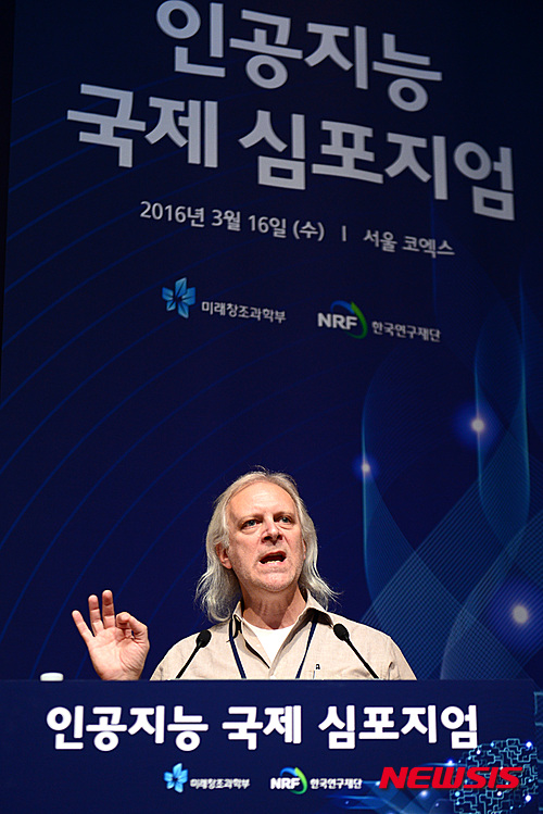 【서울=뉴시스】임태훈 기자 = 16일 오전 서울 강남구 삼성동 코엑스에서 미래창조과학부, 한국연구재단 주최로 열린 '인공지능 국제 심포지엄(The International Symposium on Artificial Intelligence)'에서 롭 하이(Rob High) IBM 기술개발책임자가 '코그너티브 컴퓨팅의 미래, 왓슨(The future of Cognitive Computing, Watson)'을 주제로 기조연설 하고 있다.&nbsp; 이번 국제 심포지엄에서 주요 국가들의 인공지능 미래 전략을 살펴보고, 미래 인공지능 산업의 핵심기술 및 향후 전망을 논의하는 소통의 장을 마련됐다. 2016.03.16.&nbsp; taehoonlim@newsis.com