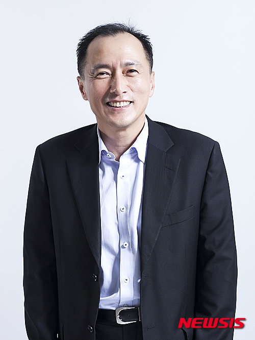 【서울=뉴시스】이재훈 기자 = 한광규(58) 전 대홍기획 상무가 16일 롯데문화재단 대표로 취임했다.&nbsp;&nbsp; 한 신임 대표는 고려대학교에서 심리학과 마케팅을 전공하고 롯데그룹 광고회사인 대홍기획에서 능력을 인정받은 커뮤니케이션 전문가다. 2014년 유공 광고인으로 선정돼 대통령 표창을 받은 바 있다.&nbsp; 롯데그룹은 "메세나 활동과 문화예술의 중요성을 이해하고 있는 점과 탁월한 소통능력이 높이 평가됐다"며 "앞으로 롯데문화재단이 문화를 통한 적극적인 사회공헌을 실현하는 데 발판을 마련할 것"이라고 기대했다.&nbsp;&nbsp; 앞서 2014년 5월부터 롯데문화재단의 롯데콘서트홀 개관을 준비한 김의준(65) 전 대표는 개관 5개월여를 남긴 15일 물러났다.&nbsp;&nbsp; 신동빈(61) 회장이 사재 100억원을 출연, 작년 9월 출범한 롯데문화재단은 롯데그룹이 1500억원을 투자한 롯데콘서트홀을 운영할 예정이다.&nbsp; 잠실 롯데월드몰 8층~10층에 위치한 롯데콘서트홀은 2036석 규모다. 28년 만에 서울에서 문을 여는 클래식음악 전용콘서트홀로 주목 받고 있다. 1988년 전문 콘서트 시대를 개막한 예술의전당 음악당(약 2500석) 이후 처음이다. 국내 최초로 객석이 무대를 둘러싸는 빈야드 스타일을 도입했다. 8월18일 서울시립교향악단의 개관 연주를 시작으로 12월까지 개관 페스티벌을 연다.&nbsp; realpaper7@newsis.com