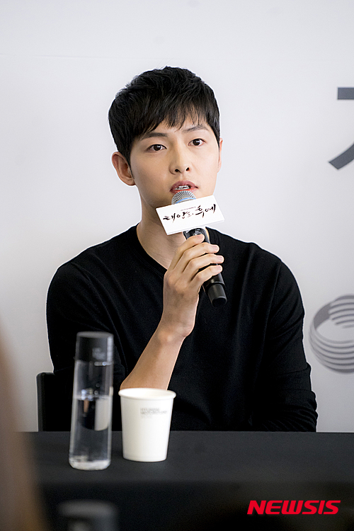 【서울=뉴시스】조인우 기자 = "사랑하지 말입니다."&nbsp; 15일 밤 '스타일 아이콘 어워즈 2016'에서 스타일 아이콘으로 선정된 탤런트 송중기(31)의 이 말 한 마디가 대한민국 여심을 뒤흔들었다.&nbsp; KBS 2TV 수목드라마 '태양의 후예'(극본 김은숙 김원석·연출 이응복)에서 송중기가 연기하는 군인 '유시진'의 직업 특성을 살린 말버릇이다. 시청률 30%에 육박하는 드라마의 인기에 힘입어 '~하지 말입니다'가 유행어가 됐다.&nbsp; "연기를 하면서 그 말투가 걱정되거나 연기하기 어려웠던 적은 한 번도 없어요. 부대마다 다른 것 같은데, 저는 군대에 있을 때 굉장히 많이 썼던 말투거든요. 오히려 시상식에서 유행어를 해달라고 하셔서 그게 어색하더라고요."&nbsp; 드라마에서 송중기는 특전사 대위이자 알파팀 팀장 '유시진'으로 완벽히 변신했다. 지난해 5월 실제 전역과 동시에 '태양의 후예'로 다시 한 번 군복을 입었다. 군 제대 후 첫 작품이지만 이미지 변신에 대한 강박이나, 새로운 이미지에 대한 갈증은 없었다.&nbsp; "역할의 직업은 개의치 않았어요. 대본을 보니까 욕심이 많이 났고, 역할이 좋아서 선택한 거고요. 이미지 변신도 제가 계획 세우듯이 해서 되는 게 아니라고 생각해요. 대본이 좋고 역할이 좋으면 그게 제 이미지가 된다고 생각하는 입장이라서."&nbsp; 송중기는 다시 군복을 입을만큼 좋았던 '태양의 후예' 극본을 "생애 최고의 대본"이라고 표현했다. 열 번, 스무 번을 봐도 볼 때마다 설렜던 멜로에 김은숙 작가 특유의 빠른 전개와 톡톡 쏘는 대사, 드라마가 표현하는 인류애에 대한 감동 때문이다.&nbsp; 다만 그 좋은 대본을 연기로 넘어서지 못한 것 같아 아쉽다. 100% 사전제작으로 진행된 탓에 다른 드라마에 임할 때보다 조금 더 욕심을 냈다.&nbsp; "시간이 없었다. 바빴다고 스스로에게 핑계를 댈 수가 없잖아요. 더 잘 했어야 하는데, 아쉬운 부분이 보이는 것 같아요. 대본을 뛰어 넘는 연기를 화면으로 보여드리지 못했다고 생각해서 반성하면서 보고 있습니다. 겸손한 척이 아니고 제 솔직한 마음이에요."&nbsp; 하지만 속도감 있게 전개되는 '강모연'(송혜교)과의 멜로와 다소 거북할 수 있는 비현실적인 대사가 자연스럽게 설렘으로 연결되는 건 송중기의 연기뿐 아니라 깨끗하게 잘생긴 얼굴 덕이다.&nbsp; "대사가 없을 때의 표정이나 감정을 더 중요하게 생각했어요. 감독님도 모연이를 뚫어지게 쳐다보라고, 다만 느끼하지 않게, 주문하셨고요. 사실 첫 키스신이 4회에 나와서 감정이 붙을지, 공감을 해 주실지 고민했거든요. 다행히 많이 좋아해주시더라고요."&nbsp; 송중기는 이번 드라마로 대한민국을 넘어 아시아 여성의 이상형이 됐다. 김수현, 이민호를 잇는 차세대 한류스타로 거듭났다. 중국에서의 신드롬으로 현지 공안부가 '송중기 상사병' 위험 경고를 내렸을 지경이다.&nbsp; "기사를 보고 느끼는 정도지, 저는 잘 모르겠고요. 혹시라도 제가 해외에서 더 많은 사랑을 받는다고 해도 저는 뭐 크게 달라질 건 없을 것 같아요. 현재 머리에 드라마 방영이랑 다음 작품 준비하는 것 밖에 없어서. 회사 매출은 좀 달라지겠죠."&nbsp; join@newsis.com