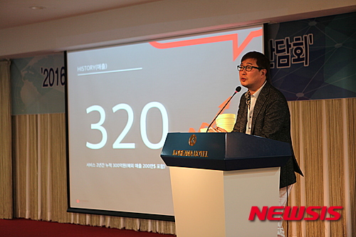 【서울=뉴시스】신진아 기자 = 웹툰 유료 플랫폼 ‘탑툰’이 지난 2년간 폭발적으로 성장했다. 회원 1200만명에 누적매출 300억원을 기록했다. 월 접속건수는 2014년 3월 40만건에서 현재 2000만건으로 50배 늘었다.&nbsp; 16일 ㈜탑코믹스가 운영하는 탑툰이 지난 2년 간의 실적을 밝혔다. 탑툰이 서비스 중인 만화는 915여 작품으로 회차로 따지면 약 3만 회차다. 페이지 뷰는 창립초기 300만에서 2월 기준 1억5000으로 5배 늘었다. 가장 높은 수익을 거둔 작품은 ‘썰 만화 디 오리지널’로 약 22억원(1100만 코인)에 달한다. ‘H-메이트’는 2500만뷰를 돌파하며 뷰카운트 기준 1위를 차지했다. 누적매출액은 300억원인데 첫해 85억원, 이듬해에는 200억원이다. 해외 매출 비중은 전체의 10%다.&nbsp; 김춘곤 대표는 “스마트폰의 보급과 모바일 콘텐츠 부족이 성장의 견인차였다”며 “다른 플랫폼과 달리 유저의 편의성을 중요시했고 접근성을 높이기 위해 투자를 아끼지 않았다”고 말했다.&nbsp;&nbsp; 첫 해 85억원의 매출을 거뒀지만 5억원 가량 적자를 본 것도 이 때문이다. 김 대표는 “유저가 늘면 매출이 늘어나는 구조”라며 “론칭 초기에 광고비를 많이 집행했는데 이제는 인지도가 많이 올라 해를 거듭할수록 광고료가 줄고 있다. 작년에는 10억원 가량 흑자가 났다. 작가료로 100억원 가량을 지불했다”고 전했다.&nbsp; 탑툰은 무료로 볼 수 있는 포털사이트와 달리 성인콘텐츠를 집중 서비스한다. “다른 유료 플랫폼 역시 매출은 성인콘텐츠에서 나온다. 성인콘텐츠라면 에로티시즘을 다룬 작품만 떠올리나 ‘미생’같은 작품도 성인콘텐츠다. 성인이 볼 수 있는 양질의 만화를 더욱 적극적으로 개발할 예정”이라고 했다. 2014년에는 90%가 성인콘텐츠였는데, 지난해에는 70%로 줄었다.&nbsp; KT경제경영연구소는 2020년까지 세계 웹툰 시장이 조 단위로 성장할 것이라고 전망했다. 탑툰 역시 해외시장에 적극 진출할 계획이다. 국내시장은 회원 1500만명이 최대치라고 보기 때문에 해외시장 개척은 필수다. 특히 매출에 비해 수익이 많이 남는 구조가 아니다.&nbsp; 탑툰은 지난해 7월부터 대만 서비스를 시작해 약 20억원 가량의 매출을 올렸다. 일본은 재정비해 4월에 서비스를 시작한다. 유럽 최초 웹툰 플랫폼 ‘델리툰’에는 20여 웹툰을 공급 중이다.&nbsp; “일본은 번역만 세 번 했다. 현지인들이 만화가 이해 불가능하다고 해서 다시 했고, 개선점이 많아 다시 감수를 거쳐 정식 서비스를 하게 됐다. 만화는 전문 번역가보다 통역가가 하는 게 맞지 않나.”&nbsp;&nbsp; 올해는 홍콩과 싱가포르에 지사를 설립해 탑툰을 서비스할 예정이다. 중국은 아직까지는 자국인이 아니면 사업을 할 수 없어 가능한 방법을 찾고 있다.&nbsp; “우리나라가 콘텐츠 수출에 대한 경험이 부족해 정보가 많이 부족하다. 시간이 걸린다. 하지만 가능성이 있다고 본다.” 자신감의 이유는 모바일 시장의 확대다. “미국, 일본, 중국 시장 진출에 걸림돌이 많다. 하지만 재미있는 만화에 대한 유저의 욕구는 세계 어디서나 통용될 것이다. 웹툰은 모바일 콘텐츠로 장점이 많다. 영상에 비해 데이터도 적고 접근성이 높다.”&nbsp; 탑툰은 올해 국내 300억원, 해외 200억원 등 총 500억원을 매출 목표로 잡았다. 2020년까지 30개국에 진출해 3000억원 회사로 성장시킨다는 목표다.&nbsp; 김 대표는 “모바일 콘텐츠로서 웹툰의 장점”을 거듭 강조한 뒤 “유저를 확보하면 매출이 증가하는 구조라 국가별 확보 가능한 유저 숫자를 근거로 매출 목표를 잡았다. 2020년까지 아시아권에서 2억5000~3억 유저를 확보하면 목표 매출을 거둘 것으로 예상된다”고 기대했다.&nbsp; 탑툰은 2차 저작물 사업도 벌인다. 지난해 11월 영화투자배급사를 계열사로 두고 있는 ㈜다우기술과 전략적 협약을 체결한 상태다. 아직 가시적 성과는 없지만 웹툰의 영상화가 확대되고 있어 기대해볼 만하다.&nbsp;&nbsp; jashin@newsis.com