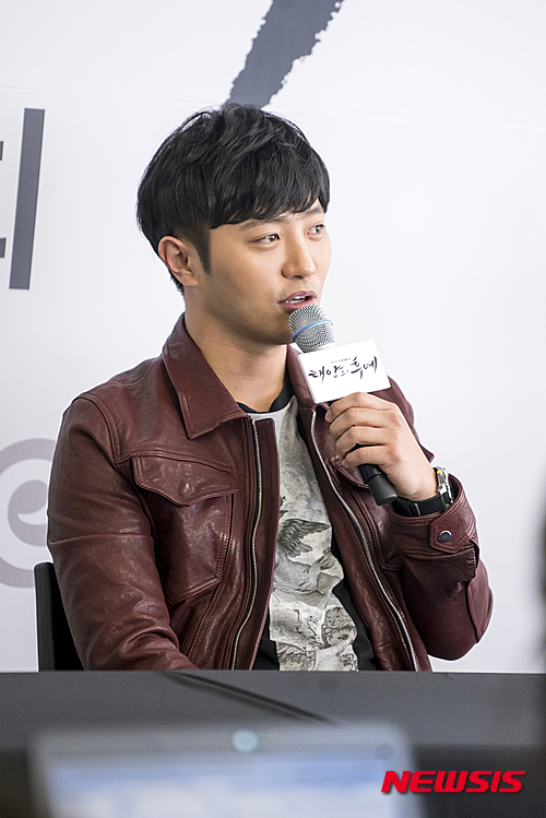 【서울=뉴시스】조인우 기자 = 송중기·송혜교의 '송송커플'만큼 KBS 2TV '태양의 후예'(극본 김은숙 김원석·연출 이응복)를 이끄는 주역은 '구원커플'로 불리는 진구(36)와 김지원(24)이다.&nbsp; '송송커플'이 막 시작한 커플의 설렘을 표현한다면 '구원커플'은 만나고 싶어도 만나지 못하는 커플의 애절함과 아픔을 담당한다.&nbsp; 특전사령관의 무남독녀인 중위 '윤명주'(김지원)와 가진 것 없는 검정고시 출신 상사 '서대영'(진구)의 사랑은 적은 분량에도 마니아층을 양성하고 있다. 전형적인 로맨스 소설을 연상시키며 극에 아련함과 긴장감을 더하지만 실제 두 사람은 열 두 살 차이, 띠동갑이다.&nbsp; "처음에 진구 선배님이 대본을 읽을 때는 '윤명주' 역할로 되게 섹시한 사람이 올 줄 알았대요. 근데 대본 리딩 할 때 웬 '꼬맹이'가 와서 생각했던 '윤명주'가 아니라고"(김지원), "지원씨가 생각이 깊어서 그런지, 나이 차이를 못 느낄만큼 얘기가 잘 통하더라고요."(진구)&nbsp; 두 사람은 환경의 벽에 도망가는 남자와 사랑을 지키기 위해서는 위험도 감수하는 여자의 모습을 통해 '송송커플' 못지않은 존재감을 드러내고 있다. 자꾸 도망하는 '서대영'의 뒤를 쫓는 '윤명주'의 모습이 단적으로 드러난 1회 첫 등장부터 강렬했다.&nbsp; "그 장면이 제일 좋았어요. 서대영 상사와의 관계를 대사를 통해 가장 잘 드러낸 장면이라고 생각해요. 제가 '거기 서'라고 명령하니까 서야 하잖아요. 너무 좋아서 잘 하고 싶었고 더 많이 읽고 준비했어요."(김지원)&nbsp; "명주 모르게 명주 뒤에서 저 혼자만의 싸움을 하고 있어요. 처음 사령관님이 딸을 포기하라고 하셨을 때 '명령이십니까'라는 질문 밖에 할 수 없는 그 상황이 너무 먹먹하고 슬프더라고요."(진구)&nbsp; '태양의 후예'를 통해 진구와 김지원은 새로운 전성기를 맞았다.&nbsp; "주변사람들의 반응이 좀 달라졌어요. 예전에는 많이 피하는 편이었는데, 이젠 남녀노소 불문하고 더 다가와주세요. 기대에 부응하는 모습을 보여드리기 위해서 앞으로도 발전하는 게 제 의무라고 생각합니다."(진구)&nbsp; join@newsis.com