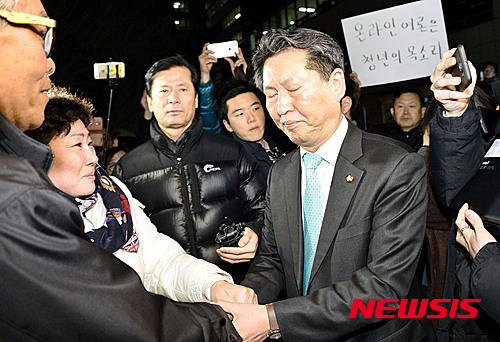 【서울=뉴시스】홍찬선 기자 = 20대 공천에서 탈락한 더불어민주당 정청래 의원이 16일 서울 여의도 당사 앞에서 지지자들과 만나며 악수를 하고 있다. 2016.03.16. mania@newsis.com