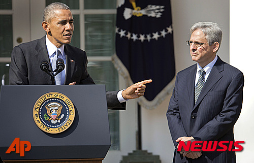 【워싱턴=AP/뉴시스】16일(현지시간) 미국의 새 연방대법관 후보로 지명된 메릭 갈랜드(63) 워싱턴 D.C. 연방항소법원장(오른쪽)이 버락 오바마 대통령 옆에 서서 지명 연설을 듣고 있다. 오바마 대통령은 이날 오전 11시께 백악관 장미 정원에서 기자회견을 열고 "갈랜드 연방항소법원장을 앤터닌 스칼리아 전 연방대법관의 후임으로 지명한다"고 공식 발표했다. 2016.03.17.
