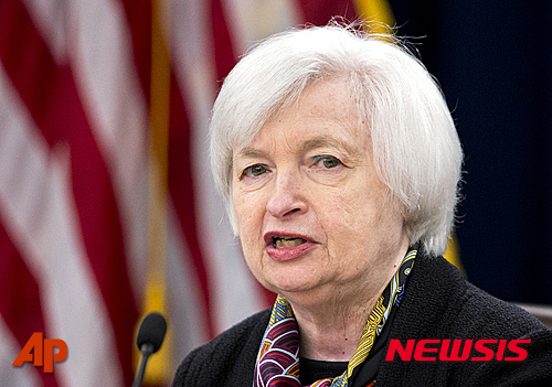 【워싱턴=AP/뉴시스】미국 연방준비제도이사회(연준·FED)는 16일(현지시간) 3월 기준 금리를 현행 수준인 0.25~0.50%로 동결한다고 밝혔다. 연준은 전날부터 이틀간 연방공개시장위원회(FOMC) 3월 정례회의를 개최했고 이번 회의에 참석한 재닛 옐런 연준 의장을 비롯해 10명의 FOMC 위원들 가운데 9명이 찬성했고 1명이 금리 인상을 주장했다. 회의 이후 기자회견에서 발언 중인 옐런 의장의 모습. 2016.03.17 