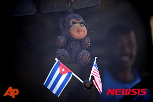 【아바나=AP/뉴시스】오는 20일 버락 오바마 미국 대통령의 쿠바 방문을 앞두고 16일(현지시간) 아바나의 한 트럭 앞 유리창에 미니 쿠바 국기와 미국 성조기가 나란히 붙어있다. 2016.03.18&nbsp; 