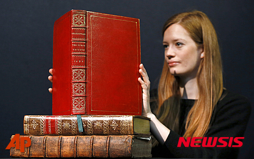 【런던=AP/뉴시스】영국 런던 크리스티 경매소의 직원이 16일(현지시간) 셰익스피어 사후 발간된 희곡집 '퍼스트 폴리오'의 희귀본을 보여주고 있다. 이 책에는 셰익스피어 희곡 36편이 실려있다. 크리스티 측은 최저 80만 파운드, 최고 120만 파운드(약 20억원)에 낙찰될 것으로 기대하고 있다. 2016.03.17&nbsp; 