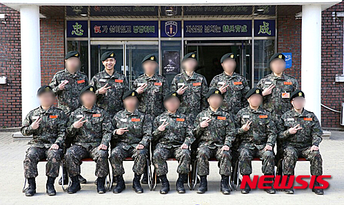 【서울=뉴시스】육군 관계자는 가수 겸 배우 이승기가 오는 21일 특수전사령부에 배치 될 예정이라고 17일 밝혔다. 사진은 이승기가 육군훈련소에서 훈련소 동료들과 함께 찍은 사진. 2016.03.17. (사진=육군훈련소 홈페이지)&nbsp; photo@newsis.com