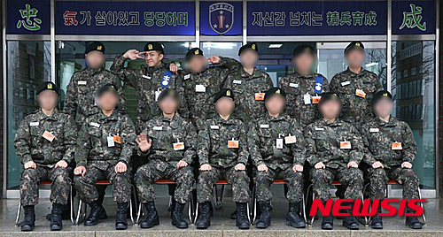 【서울=뉴시스】육군 관계자는 가수 겸 배우 이승기가 오는 21일 특수전사령부에 배치 될 예정이라고 17일 밝혔다. 사진은 이승기가 육군훈련소에서 훈련소 동료들과 함께 찍은 사진. 2016.03.17. (사진=육군훈련소 홈페이지)&nbsp; photo@newsis.com