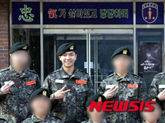 【서울=뉴시스】육군 관계자는 가수 겸 배우 이승기가 오는 21일 특수전사령부에 배치 될 예정이라고 17일 밝혔다. 사진은 이승기가 육군훈련소에서 훈련소 동료들과 함께 찍은 사진. 2016.03.17. (사진=육군훈련소 홈페이지)&nbsp; photo@newsis.com