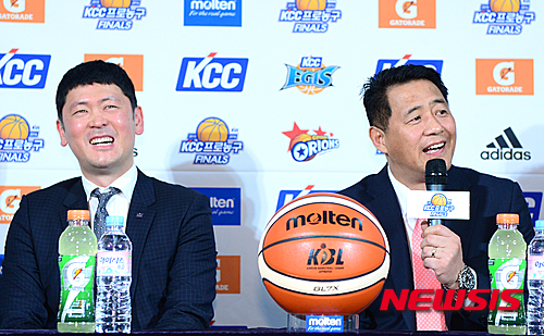 【서울=뉴시스】권현구 기자 = 2015-2016 KCC 프로농구 챔피언결정전 미디어데이가 열린 17일 오전 서울 강남구 논현동 KBL센터에서 오리온 추일승(오른쪽) 감독이 취재진 질문에 답변하고 있다. 2016.03.17.&nbsp; stoweon@newsis.com
