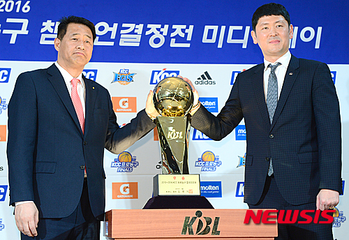 【서울=뉴시스】권현구 기자 = 2015-2016 KCC 프로농구 챔피언결정전 미디어데이가 열린 17일 오전 서울 강남구 논현동 KBL센터에서 오리온 추일승(왼쪽) 감독과 KCC 추승균 감독이 포토타임을 갖고 있다. 2016.03.17.&nbsp; stoweon@newsis.com