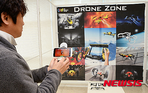 【서울=뉴시스】LG전자가 17일 서울 상암 디지털미디어시티(DMC) 누리꿈 스퀘어에서 열린 ‘G5와 프렌즈 개발자 콘퍼런스’에서 드론 컨트롤러 ‘LG 스마트 컨트롤러(프로토타입)’를 최초로 시연했다. 2016.03.17. (사진=LG전자 제공) photo@newsis.com