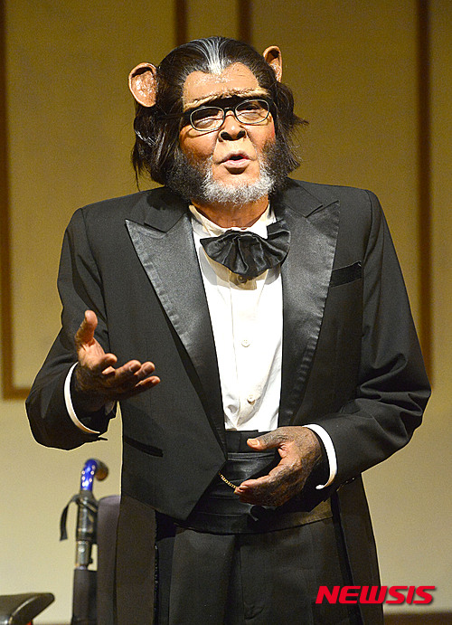 【서울=뉴시스】김선웅 기자 = 17일 오후 서울 종로구 동숭동 예그린씨어터에서 열린 연극 '빨간피터' 제작발표회에서 연극배우 주호성이 인사말을 하고 있다.&nbsp;&nbsp;&nbsp; 프란츠 카프카의 소설 '어느 학술원에 드리는 보고서'를 원작으로 한 연극 '빨간피터'는 밀렵꾼에게 포로로 잡힌 원숭이 '피터'가 인간의 행동과 인간세계를 배워나가면서 인간사회가 겪는 각양각색의 문제점을 고민하는 내용의 일인극으로 오는 23일부터 다음 달 3일까지 동숭동 예그린씨어터에서 관람할 수 있다. 2016.03.17.&nbsp;&nbsp; mangusta@newsis.com