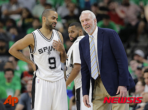 San Antonio Spurs guard Tony Parker (9) talks with San Antonio Spurs head coach Gregg Popovich, right, during the second half of an NBA basketball game, Thursday, March 17, 2016, in San Antonio. San Antonio won 118-110. (AP Photo/Eric Gay)