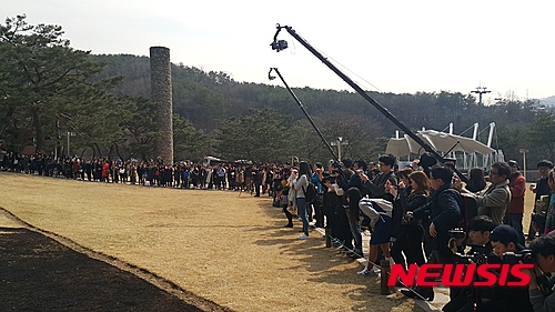 【서울=뉴시스】박현주 기자 = 18일 국립현대미술관 과천관에서 설치미술가 김구림씨가 46년만에 재연하는 잔디밭 불지르기 퍼포먼스에 취재진과 관람객이 몰려 구경을 했다.