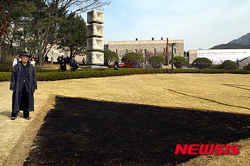 【서울=뉴시스】박현주 기자 = 18일 설치미술가 김구림이 46년만에 '현상에서 흔적으로- 불과 잔디에 의한 이벤트'를 과천관에서 재연했다.