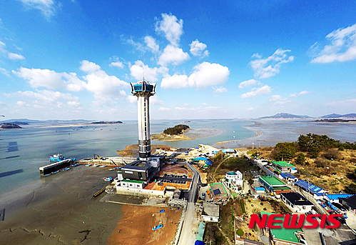 【영광=뉴시스】이창우 기자 = 18일 '노을 1번지' 전남 영광군에 따르면 염산면 향화도에 들어선 높이 111m의 '칠산타워'가 4월말 정식 개장한다. 지난 2009년 착공해 최근 준공된 이 타워는 부지 4432㎡, 건축 연면적 2169㎡, 지하 1층 지상 3층 규모를 자랑한다. 1~2층엔 특산물 판매장, 활·선어 판매장, 향토음식점이, 3층에는 전망대를 갖추고 있다. 2016.03.18 (사진=영광군 제공)&nbsp; lcw@newsis.com 