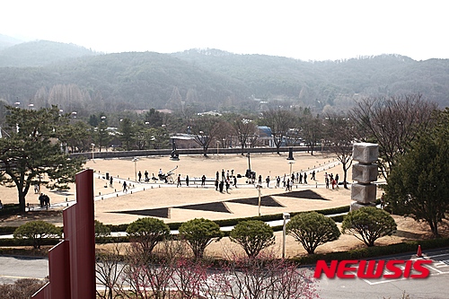 【서울=뉴시스】박현주 기자 = 18일 국립현대미술관 과천관에서 설치미술가 김구림의 46년전 퍼포먼스가 재연됐다. 미술관 야외조각장 잔디밭에 삼각형 무늬(32m)4개 불을 질러 검게 태워나갔다. 1970년에 한강 살곶다리 부근에서 불태운 김구림의 퍼포먼스로 잔디를 불로 태워 삼각형의 흔적을 남긴 김구림의 대표적인 대지미술이다.&nbsp; 