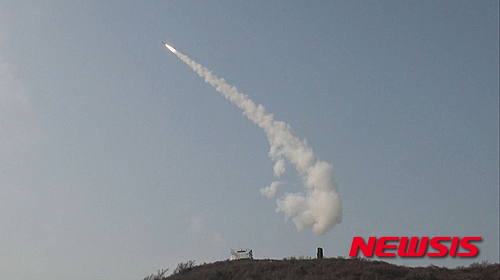 【서울=뉴시스】방위사업청은 18일 국방과학연구소(ADD)와 국내 방위산업체가 개발 중인 국산 중거리 요격미사일(M-SAM)이 지난 2월 첫 요격실험에서 성공했다고 밝혔다. 이번 요격시험은 방위사업청이 추진 중인 중거리지대공유도무기 '철매-Ⅱ' 성능개량사업의 일환으로 진행됐다. 사진은 방사청이 이날 공개한 M-SAM 요격탄 발사장면 모습. 2016.03.18. (사진=방위사업청 제공) photo@newsis.com