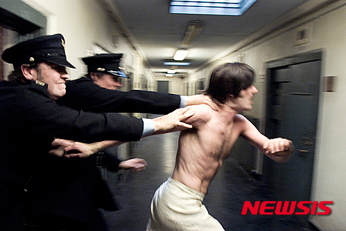 【서울=뉴시스】신진아의 ‘이 주 이 영화’&nbsp; 정말 가진 것이라곤 몸뚱이 밖에 없다. 수감된 그 몸뚱이에는 낡은 담요 한 장만 걸쳐져있다. 이렇게 열악한 환경에서 생존이 가능한지 의구심이 드는데, 그 하나뿐인 몸뚱이로 끝까지 저항한다. 굴종을 강요하는 폭력적 권력에 맞서 온몸으로 맞선다.&nbsp; 문화부 기자 jashin@newsis.com 