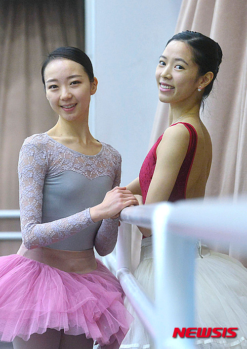 【서울=뉴시스】최동준 기자 = 국립발레단 '라 바야데르'의 수석무용수 박슬기(왼쪽), 이은원이 17일 서울 서초구 예술의전당 국립발레단 연습실에서 뉴시스와 인터뷰 전 포즈를 취하고 있다. 2016.03.21.&nbsp; photocdj@newsis.com