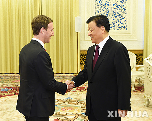 【베이징=신화/뉴시스】중국을 방문 중인 마크 저커버그 페이스북 최고경영자(CEO 왼쪽)가 19일 베이징에서 류윈산(劉雲山) 정치국 상무위원을 만나 악수를 나누고 있다. 2016.03.20 