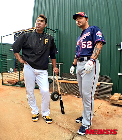 【서울=뉴시스】강정호(피츠버그·왼쪽)와 박병호(미네소타)가 20일(한국시간) 미국 플로리다 브래든턴 매케니필드에서 열릴 예정이었던 미네소타 트윈스와 피츠버그 파이어리츠의 경기에 앞서 그라운드에서 만났다.2016.3.20.(사진=피츠버그 구단 트위터)