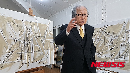 【서울=뉴시스】박현주 기자 = 101세 최고령 현역작가로 개인전을 여는 김병기 화백이 작품이야기를 하고 있다.