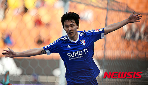 【수원=뉴시스】이정선 기자 = 20일 오후 경기도 수원시 월드컵경기장에서 열린 현대오일뱅크 K리그 클래식 2016 2라운드 수원 삼성 블루윙즈와 전남 드래곤즈의 경기, 수원 조동건이 골을 넣은 뒤 환호하고 있다. 2016.03.20. ppljs@newsis.com
