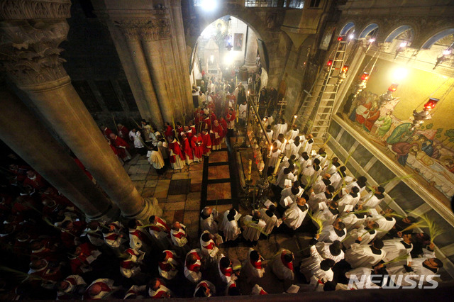 [예루살렘=AP/뉴시스] 예루살렘의 성묘성당(Holy Sepulchre)이 24일 문을 연다. 지난 3월 이스라엘과 팔레스타인 정부가 신종 코로나바이러스 감염증(코로나19) 확산을 막기 위해 폐쇄한 후 약 2달 만이다. 사진은 지난 2016년 성묘성당의 예배 행렬. 2020.5.23.