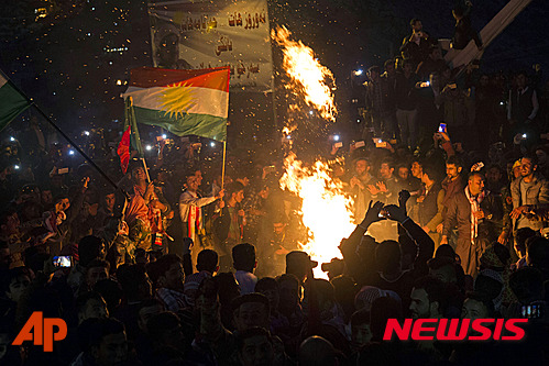 【아크레=AP/뉴시스】20일(현지시간) 이라크 아크레에서 쿠르드족인들이 모여 새해 첫 날인 노루즈 축제를 축하하고 있다. 2016.03.21