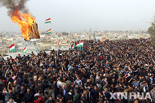 【키르쿠크=신화/뉴시스】20일(현지시간) 이라크 북부 도시 키르쿠크에서 쿠르드족 사람들이 모여 새해 첫 날인 노루즈(Nowruz) 축제를 축하하고 있다. 2016.03.21