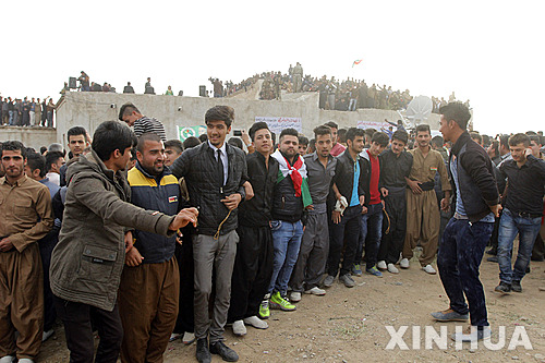 【키르쿠크=신화/뉴시스】20일(현지시간) 이라크 북부 도시 키르쿠크에서 쿠르드족 사람들이 모여 새해 첫 날인 노루즈(Nowruz) 축제를 축하하고 있다. 2016.03.21 