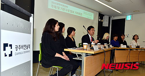 【광주=뉴시스】류형근 기자 = 21일 오후 광주 북구 광주비엔날레재단 3층 회의실에서 박양우 대표이사와 마리아 린드(Maria Lind) 예술감독, 큐레이터가 2016광주비엔날레 주제를 발표하고 있다. 9월2일부터 11월6일까지 열리는 광주비엔날레는 예술이 미래의 변화를 위해 무언가를 할 수 있다는 뜻이 담긴 '제8기후대(예술은 무엇을 하는가?)'로 결정됐다. 2016.03.21.&nbsp; hgryu77@newsis.com