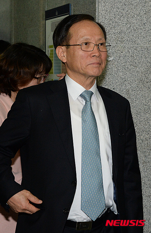 【서울=뉴시스】조수정 기자 = 더불어민주당 비례대표후보 12번에 배치된 이수혁 전 북핵6자회담 수석대표가 21일 밤 서울 여의도 국회 의원회관에서 열린 중앙위원회의에 참석하기 위해 회의실로 들어서고 있다.이날 김종인 비대위 대표는 당무를 거부하고 회의에 불참했다. 2016.03.21.&nbsp;&nbsp;&nbsp;&nbsp; chocrystal@newsis.com