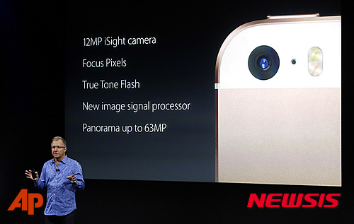 【쿠퍼티노(캘리포니아)=AP/뉴시스】21일(현지시간) 그렉 조스위악(Greg Joswiak) 애플 마케팅 부사장이 미국 캘리포니아 쿠퍼티노 애플캠퍼스 타운홀에서 열린 신제품 공개 행사에서 아이폰 SE를 소개하고 있다. 아이폰 SE는 2년 반 전에 처음 나온 아이폰 5s와 크기 등 외형이 비슷하지만, A9 칩과 M9 모션 코프로세서를 탑재해 성능은 아이폰 6s와 같은 수준으로 향상됐다.카메라도 1200만 화소로 개선됐으며, '라이브 포토', 근거리통신(NFC)을 이용한 애플 페이 지원, 4K 비디오 캡처 등 기능도 지원한다.2016.03.22. 