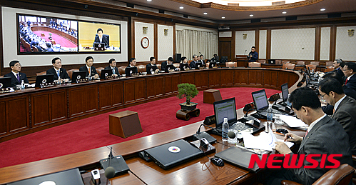 【서울=뉴시스】최진석 기자 = 22일 오전 세종로 정부서울청사에서 열린 서울-세종청사 영상 국무회의에 참석한 국무위원들이 황교안 국무총리의 모두발언을 경청하고 있다. 2016.03.22.&nbsp;&nbsp; myjs@newsis.com